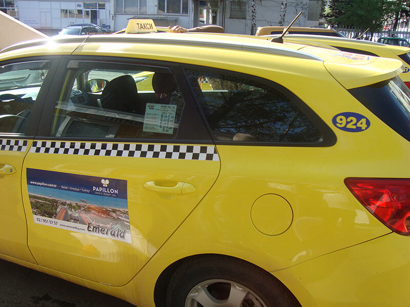 Брандиран автомобил в таксиметровата мрежа на Йелоу такси София за туристическа агенция Емералд Травел - превю